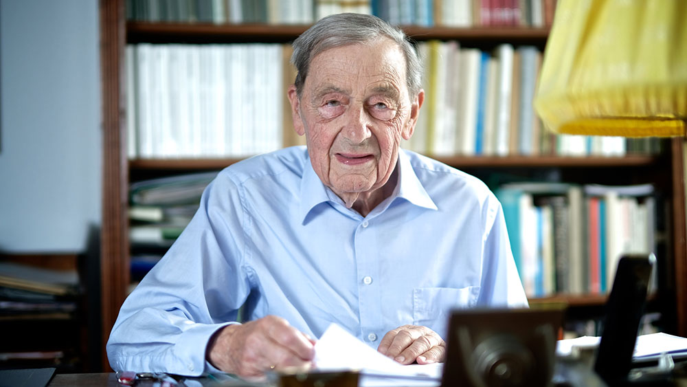 Friedrich Magirius ist gestorben. Das Foto zeigt ihn in seinem Arbeitszimmer (Mai 2022)