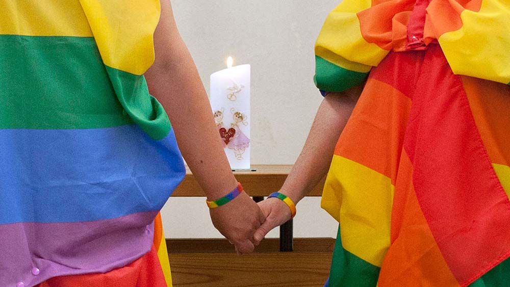 Jede der 20 evangelischen Landeskirchen in Deutschland regelt die Segnung gleichgeschlechtlicher Ehepaare unterschiedlich