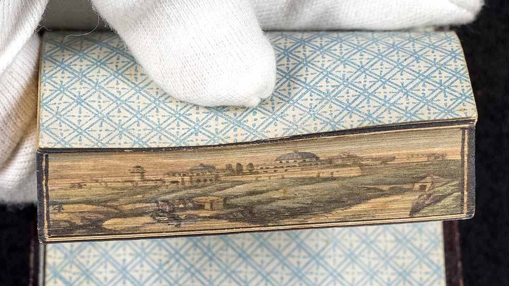 Teil der Bibelsammlung der Württembergischen Landesbibliothek ist eine Miniaturbibel