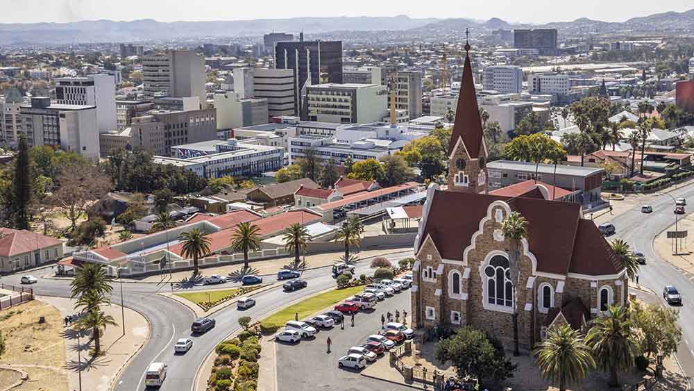 Windhoek, Namibia: Die Christuskirche ist eine historische lutherische Kirche, die zwischen 1907 und 1910 während der deutschen Kolonialzeit erbaut wurde