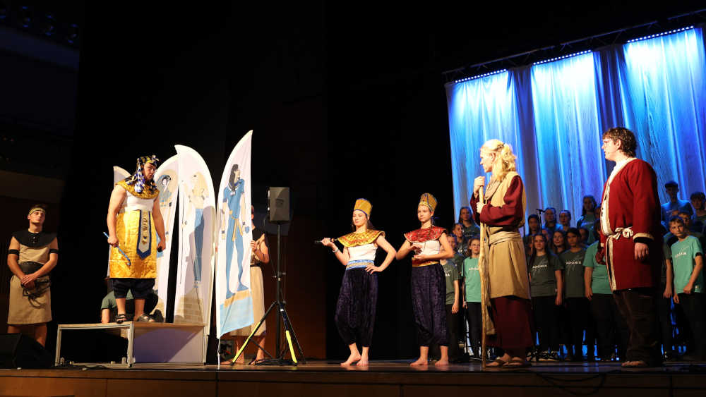 Nach drei Tagen Training bringen Jugendliche nach einem Adonia-Teenscamp in den Herbstferien von Sachsen-Anhalt ein komplettes Musical auf die Bühne