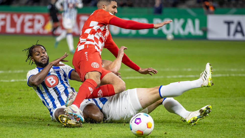 Bis zu seiner fristlosen Kündigung spielte Anwar El Ghazi (rot-weißes Trikot) bei Mainz 05
