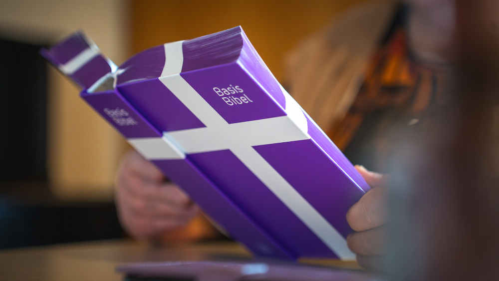 Die Basisbibel ist erstmals 2021 als Gesamtausgabe erschienen