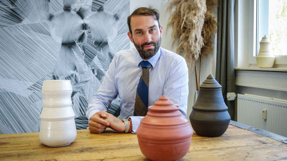 Bestattungsfachwirt Sven Friedrich Cordes vor Urnenmodellen in seinem Unternehmen in Ronnenberg