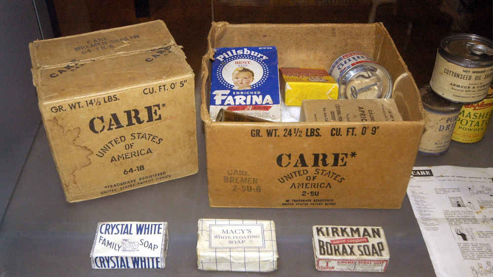 Care-Pakete mit Waren des täglichen Bedarfs im Alliiertenmuseum in Berlin-Zehlendorf