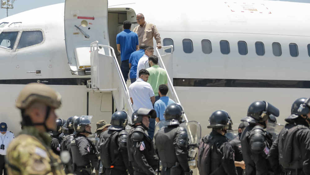 Venezolanische Migranten, die von den USA beschuldigt werden, der kriminellen Bande „Tren de Aragua” anzugehören, werden am 18. Juli 2025 in La Paz, El Salvador, aus dem Terrorismus-Internierungslager (Cecot) in El Salvador abtransportiert, (Archivbild)