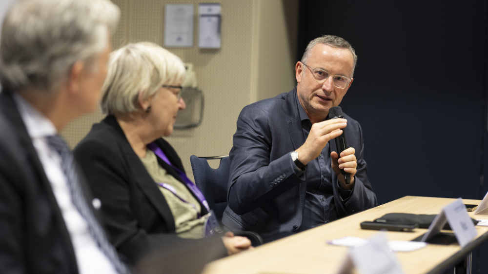 Bischof Kopp (3.v.l.) verweist auf die neue Friedensdenkschrift „Welt in Unordnung“ und ruft zum gemeinsamen Einsatz für Frieden auf