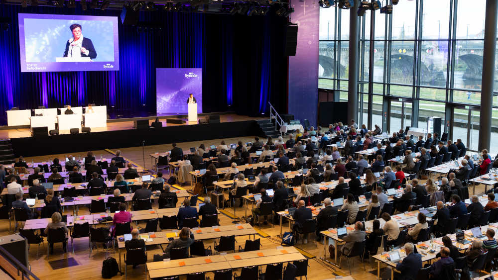 Die Synode der Evangelischen Kirche in Deutschland (EKD) verschiebt die Entscheidung zur Verkleinerung des Kirchenparlaments