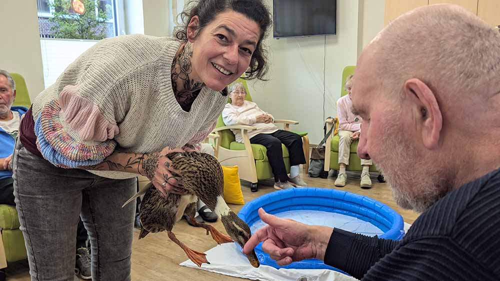Mit Besitzerin Alexa Walter-Henningsen ist Ente Keks in der Tagespflege der Diakonie gern gesehen