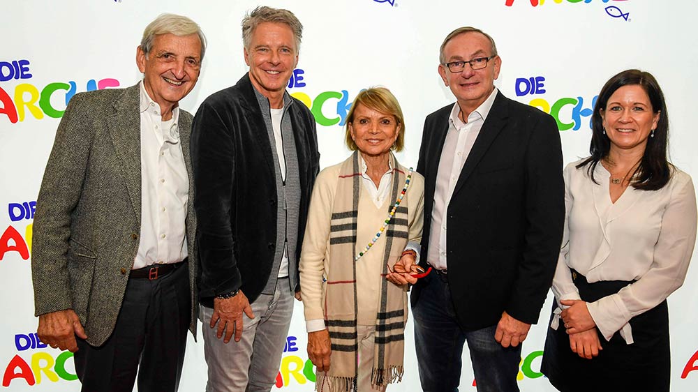 Arche-Gründer Bernd Siggelkow (Zweiter v. l.) hatte zur Jubiläumsfeier viele Gäste (v.l.) Dieter Herrmann, Moderator Jörg Pilawa, Schauspielerin Uschi Glas und Berlins Bildungssenatorin Katharina Günther-Wünsch