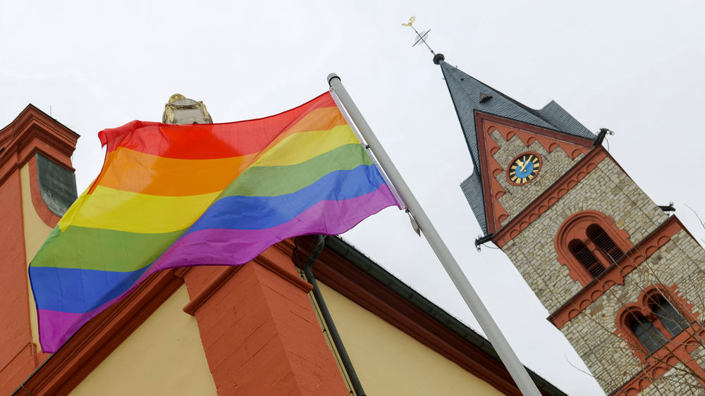 Regenbogenflaggen vor Kirchen sind künftig möglich