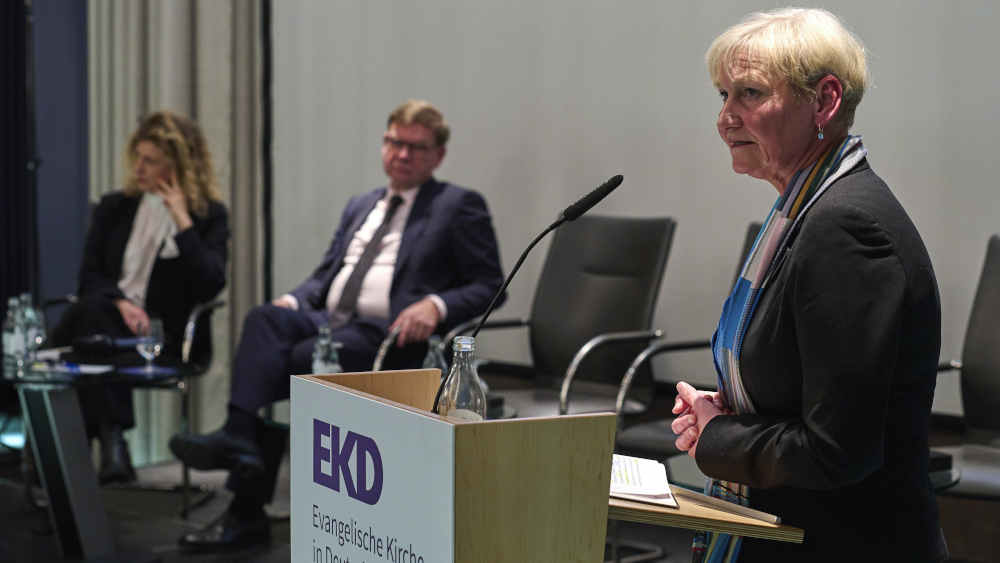 Die Evangelische Kirche in Deutschland (EKD) diskutiert in einer Veranstaltung mit Bundesaußenminister Johann Wadephul (CDU) ihre erneuerte Position zur Friedensethik