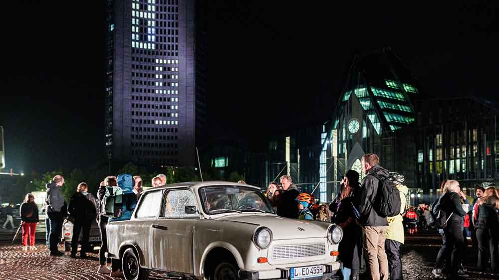 Lichtfest in Leipzig zur Erinnerung an die Friedliche Revolution 1989. Die audiovisuelle Installation „Trabi“ – zwölf Trabants vor der Oper – erinnert an das einschneidende Herbstereignis, als in und um Prag rund tausend verlassene Trabis zurückblieben