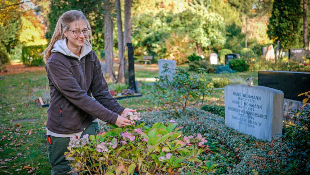 Friedhofsgärtnern Jasmin Laudenbach auf dem Stadtteilfriedhof Isernhagen bei Hannover