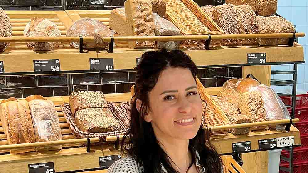 Die Irakerin Frishta arbeitet in der Baeckerei-Filiale im Edeka-Markt in Horst