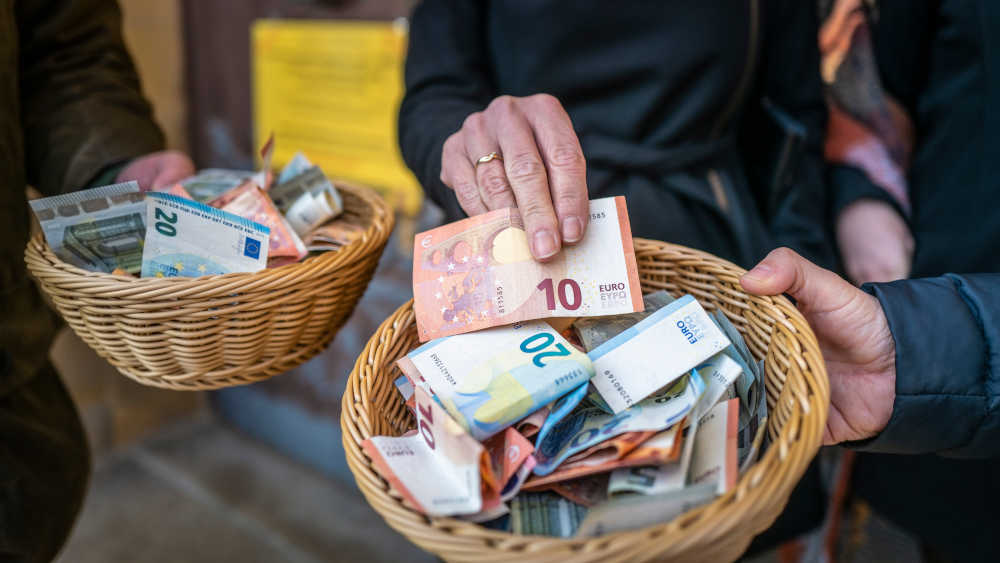 Marcel Schütz, Sozialwissenschaftler an der Northern Business School in Hamburg, erklärt, warum der Dezember Herzen und Geldbörsen der Menschen öffnet