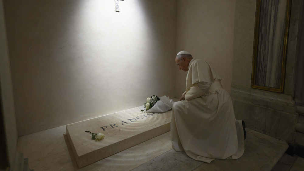 Papst Leo XIV. an der Grabstätte des verstorbenen Franziskus in der Basilika Santa Maria Maggiore