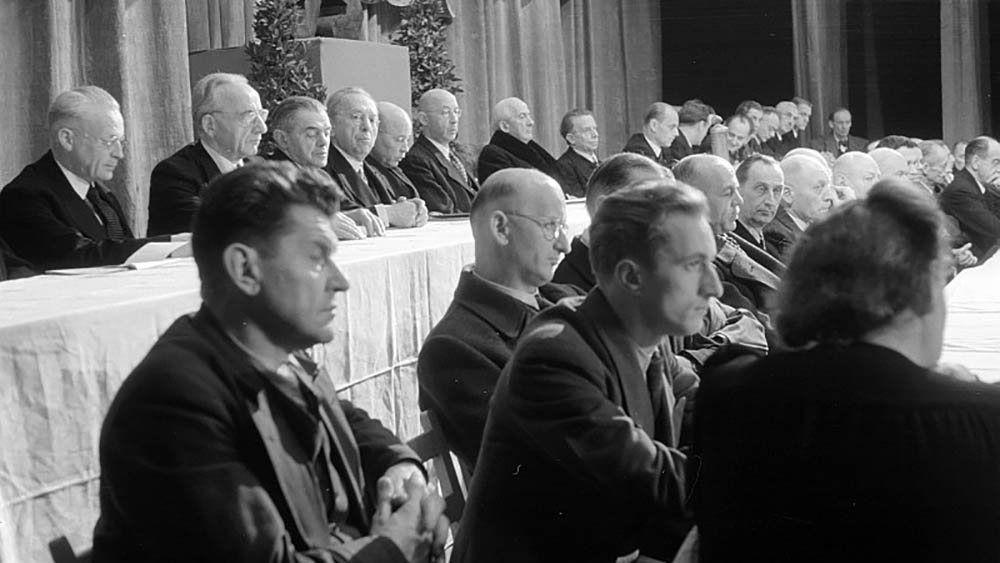 Heinrich Grüber (links, hintere Reihe) wurde am 18. Mai 1945 von den Sowjets eingesetzte provisorische Magistrat der Stadt Berlin zum stellvertretenden Leiter des Beirats für Kirchenfragen