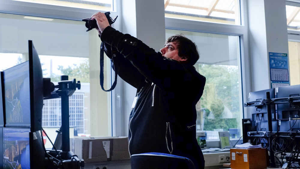 Journalist Sebastian Herzberger während einem Dreh beim Verkehrsbetrieb der Stadt Hanau 