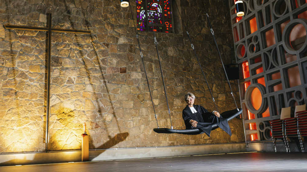 Schaukeln in der Kirche: Frei und unbeschwert dem Himmel ganz nah