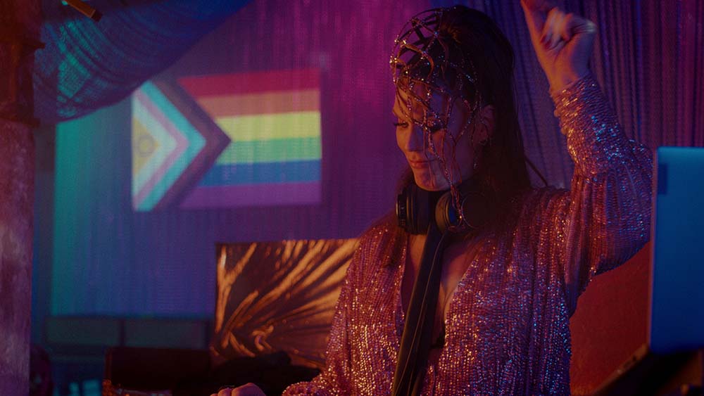 TJ (Ilonka Petruschka) legt auf dem Ball des House of Dorée auf