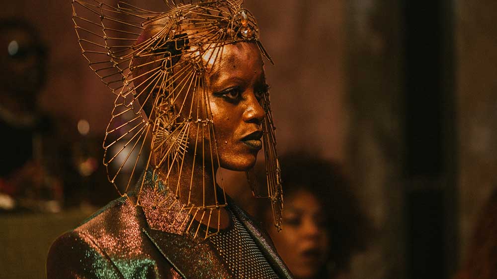 Calista (Florence Kasumba) lässt sich als European Mother des House of Dorée feiern