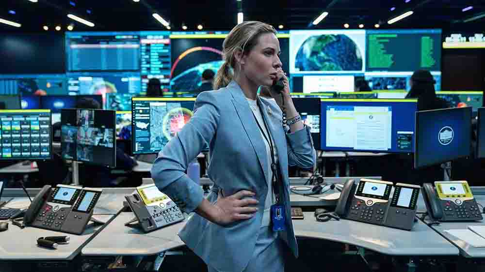 Rebecca Ferguson als Olivia Walker, Offizierin im Situation Room im Weißen Haus. Sie schwankt zwischen dem Versuch ihre Familie zu schützen und den Pflichten einer militärisch-politischen Managerin