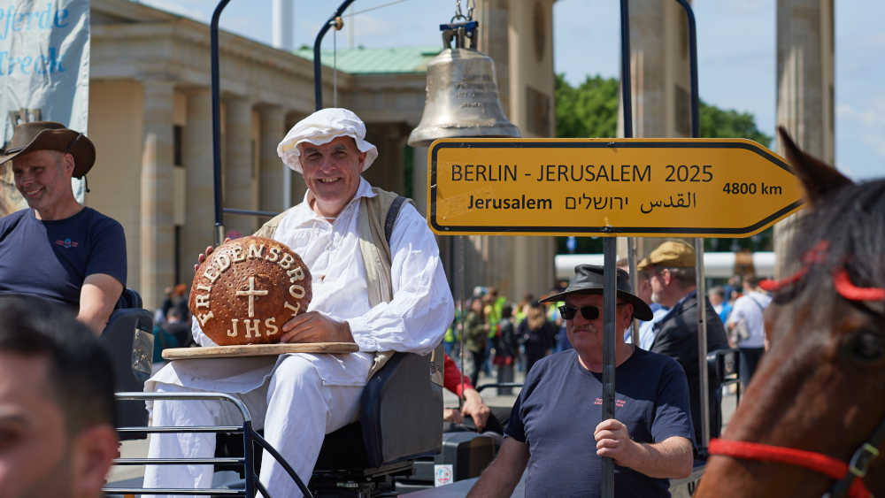 Bäckermeister Karl-Dietmar Plentz ist mit dem „Friedensglocken-Pferdetreck“ auf dem Weg nach Israel ( (Foto vom 08.05.2024 in Berlin)