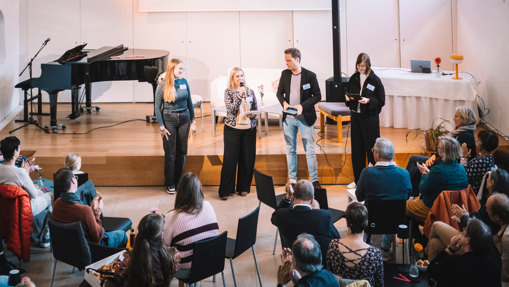 Fröhlicher Auftakt des Segensnetzwerkes „Lauter Segen“ in Hildesheim (v.l.): Team-Assistentin Britta Strohmeier, Pastorin Elisabeth Rabe-Winnen, Popkantor Til von Dombois und Diakonin Kathrin Beushausen