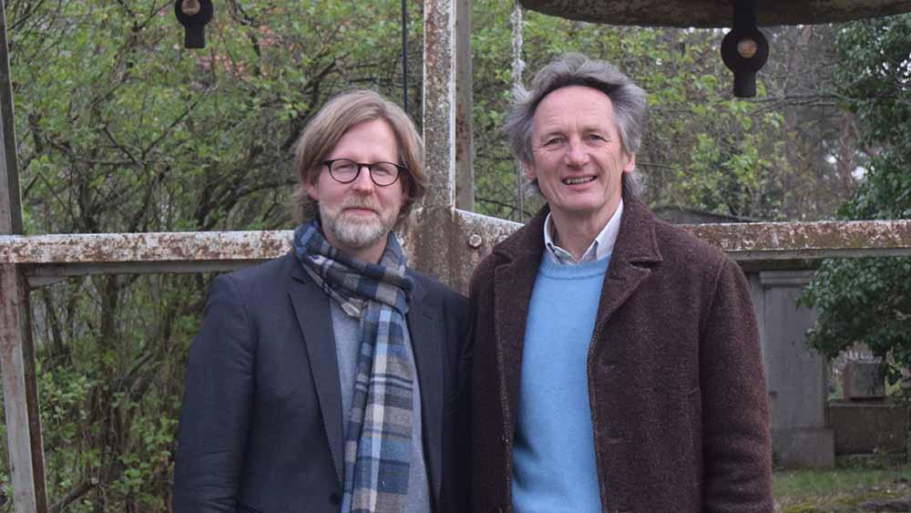 Pfarrer Eric Söllner (links) und Projektinitiator Lutz Naschke (rechts) arbeiten in Guben gemeinsam an der Klimainitiative