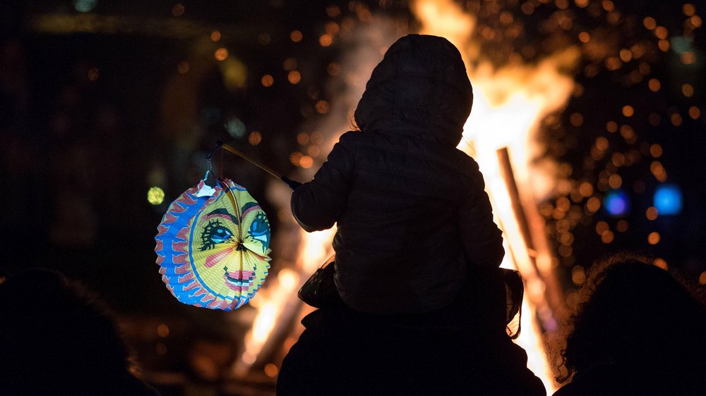 Mit ihrer Laterne sollten Kinder am "Martinstag" laufen