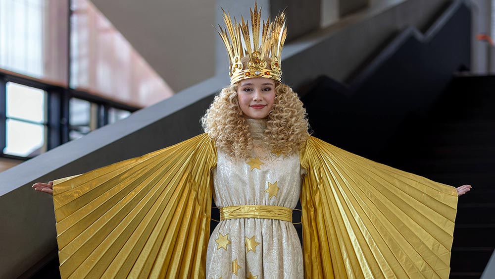 Nora Falk bei einer Kostümprobe als Nürnberger Christkind