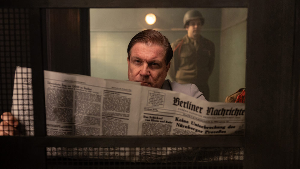 Herman Göring (Francis Fulton- Smith) stößt in der Zeitung auf den Namen Ernst Michel