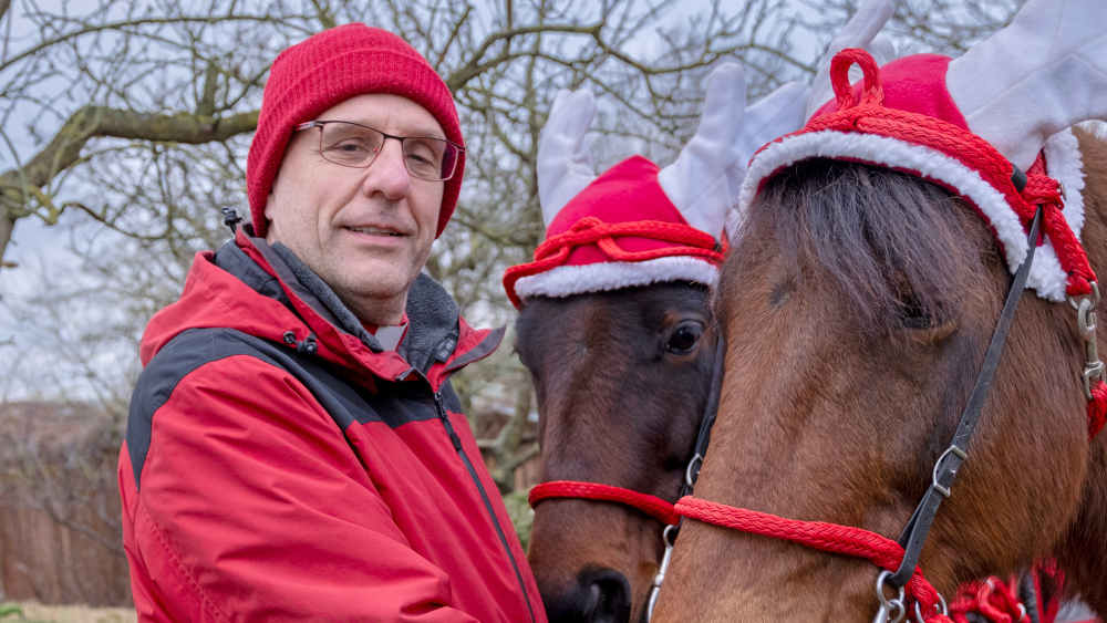 Friedensfahrer Pfarrer Helmut Kautz und sein Gespann mit zwei ausrangierten Trabrennpferden (Archivbild)