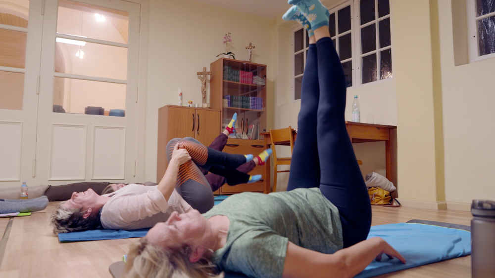 Pilateskurs in der evangelischen Kirche im brandenburgischen Langewahl bei Fürstenwalde, nahe Berlin