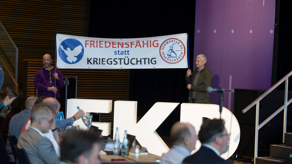 Während die Synode über die Friedensdenkschrift diskutiert, gibt es erste Proteste