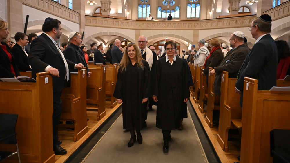 Alla Mitelman (li.) und Alisa Bach (re.) auf ihrer Ordinationsfeier in der Berliner Synagoge Rykestraße