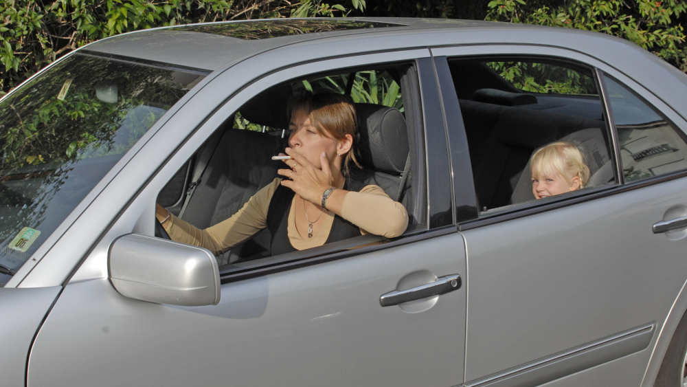 Eine Gesetzesänderung soll Kinder vor Tabakqualm in Autos schützen. Doch dagegen trägt das Bundeskabinett verfassungsrechtliche Bedenken vor (Archivbild)