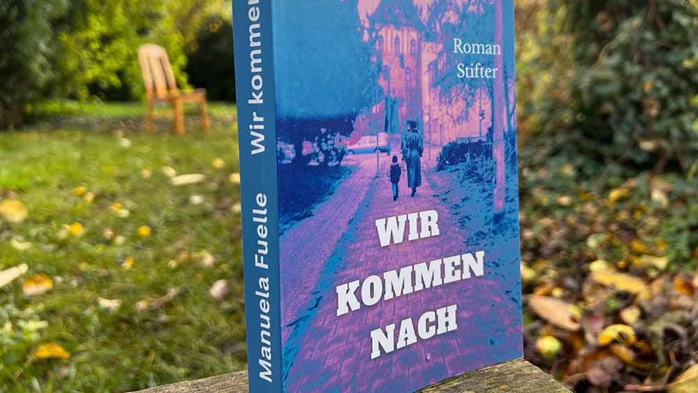 Der Roman „Wir kommen nach“ von Manuela Fuelle beschreibt, was bleibt, wenn das Leben keine Tage mehr kennt