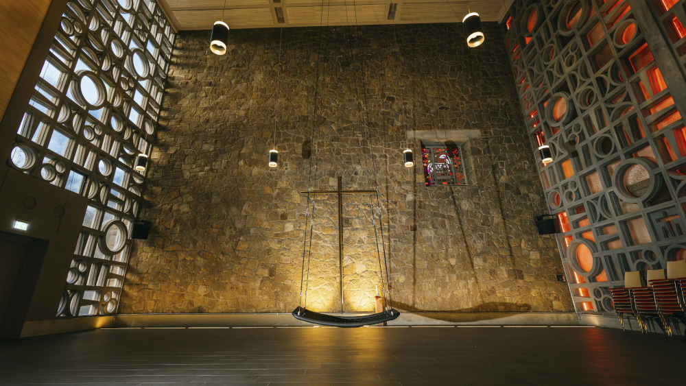 Sanft schwingt die Schaukel im weiten Raum hin und her