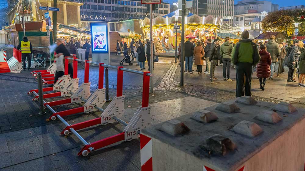 Mit Betonklötzen und Gittern ist der Weihnachtsmarkt in Essen gesichert