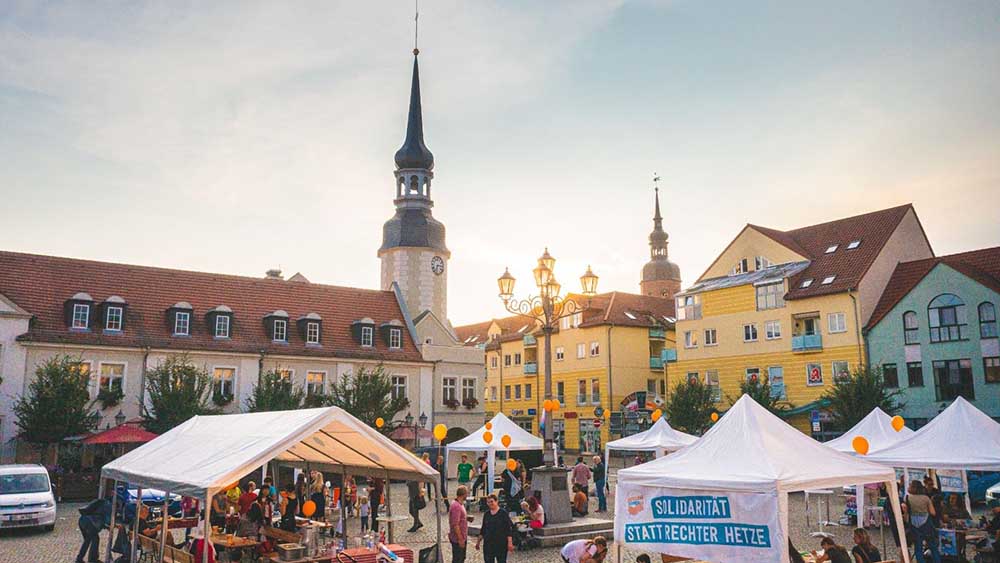 Unter dem Motto „Solidarität statt Ausgrenzung“ hatte #unteilbar Spremberg in seinem Gründungsjahr 2021 auf den Marktplatz eingeladen