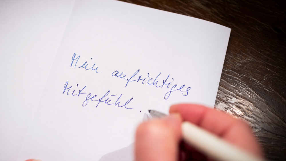 Im Trauerfall fällt es vielen Menschen schwer, die richtigen Worte zu finden