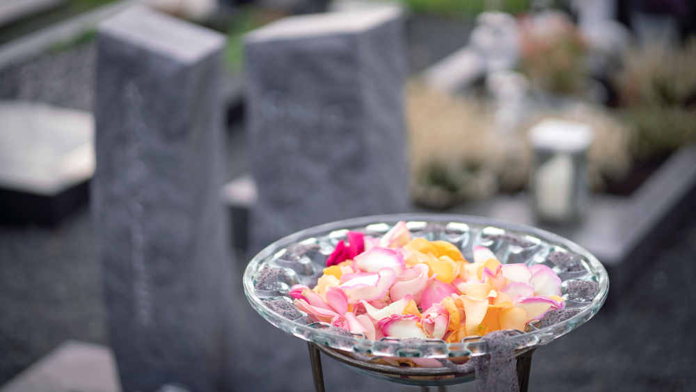 Trauer in Deutschland verändert sich: Urnen, Friedwälder und digitale Gedenkformen prägen moderne Bestattungskultur