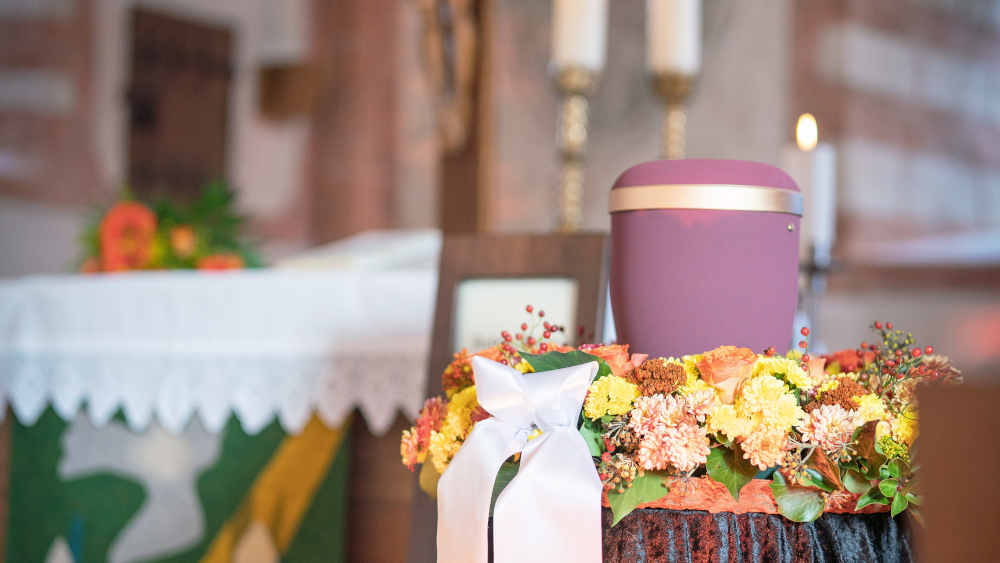 Die Trauerkultur in Deutschland wandelt sich: Urnenbestattungen ersetzen zunehmend klassische Rituale