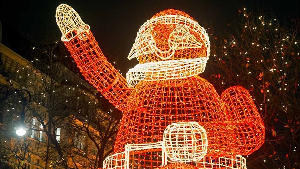 Auf dem Berliner Kudamm grüßt ein blinkender Weihnachtsmann