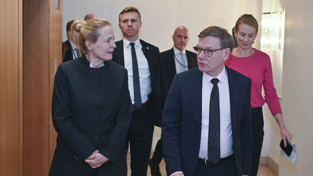 Die evangelische Kirche diskutiert mit Außenminister Wadepuhl, ob ihre Position zum Umgang mit kriegerischen Konflikten zeitgemäß ist