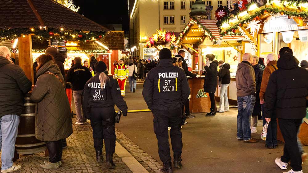 Die Polizei läuft Streife auf dem Weihnachtsmarkt von Magdeburg