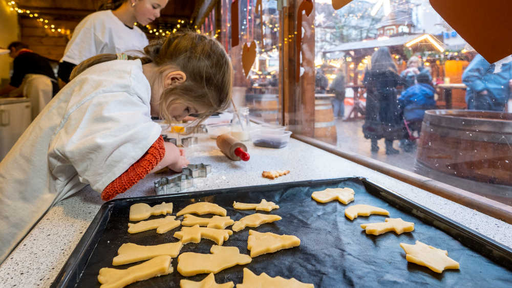 Die Kinderbackstube in der Fußgängerzone von Speyer ist ein Renner: Seit 30 Jahren backen die Damen des örtlichen Kinderschutzbundes gemeinsam mit Kindern in der Adventszeit leckere Plätzchen