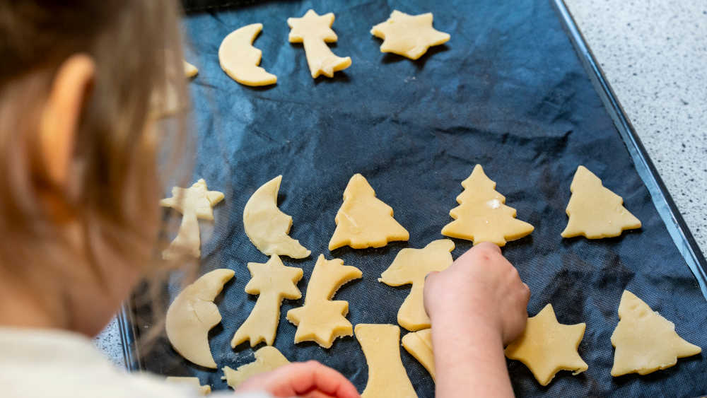 Luise beim Plätzchenbacken in der Weihnachtsbäckerei auf dem Weihnachtsmarkt in Speyer